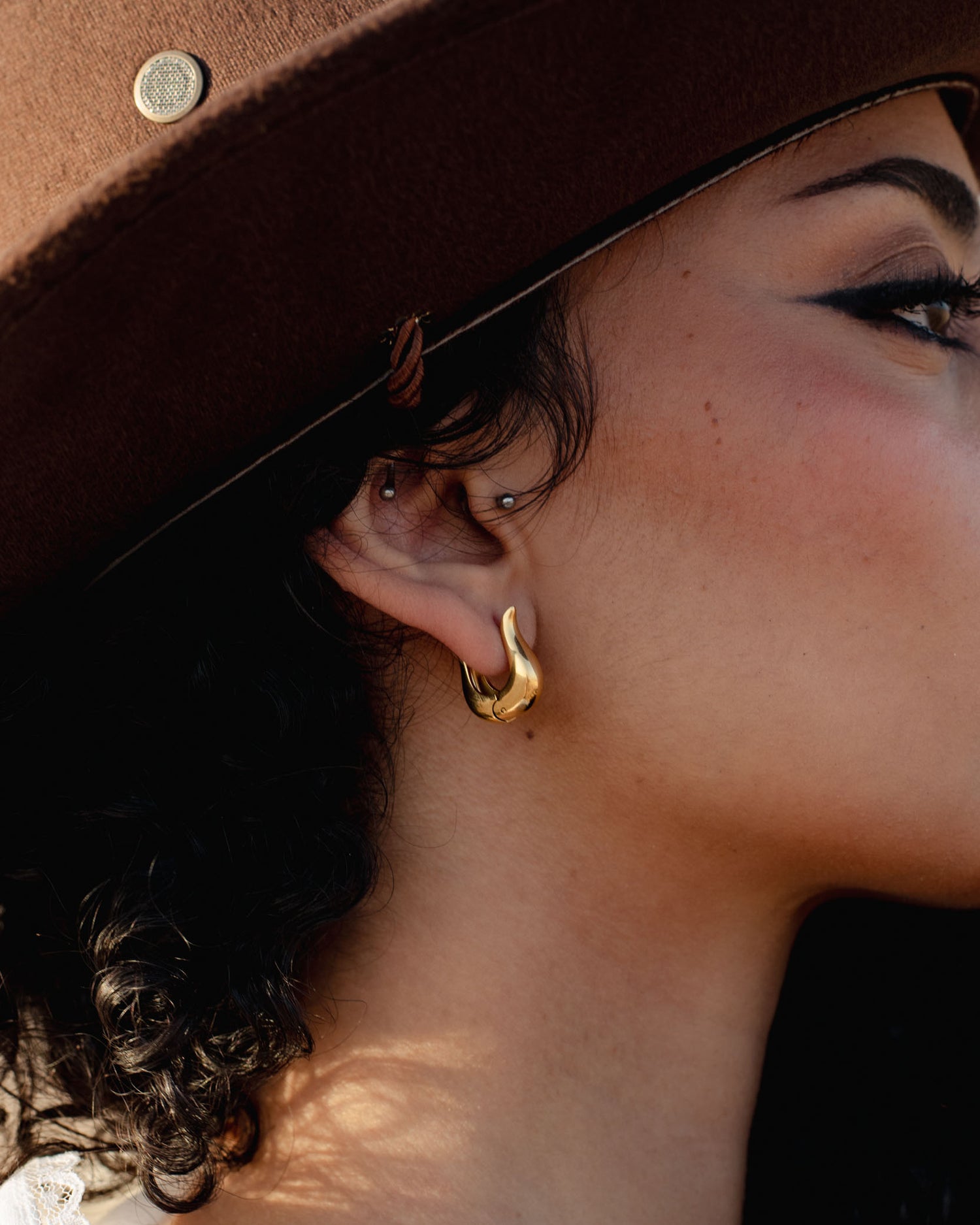 Sesen Earrings in Gold